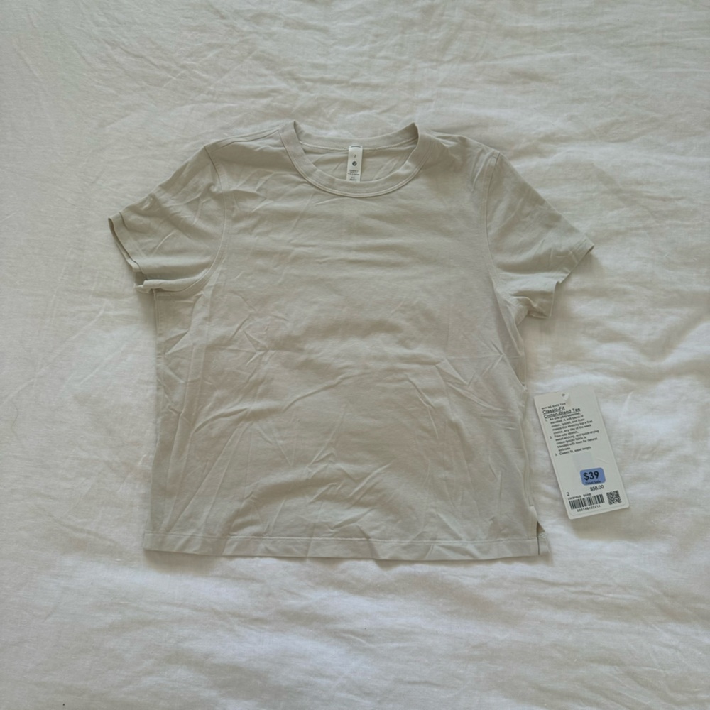 LULULEMON TEE